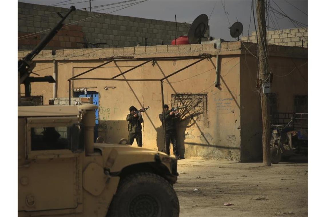 Unicef: 850 Kinder in Gefahr nach IS-Überfall auf Gefängnis Kämpfer der kurdisch geführten Syrischen Demokratischen Kräfte mit Gewehren in der Nähe des Gweiran-Gefängnisses. Foto: Hogir Al Abdo/AP/dpa