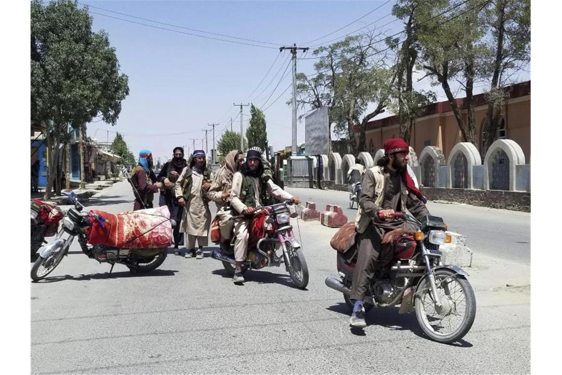 Kämpfer der militant-islamistischen Taliban patrouillieren in der Stadt Gasni im Osten Afghanistans. Foto: Gulabuddin Amiri/AP/dpa