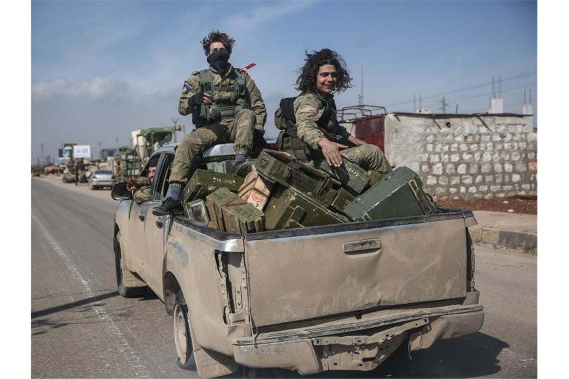 Putin dämpft Hoffnung auf Syrien-Gipfel Kämpfer der Nationalen Befreiungsfront (NFL) patrouillieren auf einer Straße. Foto: Anas Alkharboutli/dpa