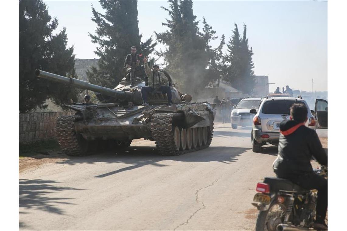 Kämpfer der oppositionellen Nationalen Befreiungsfront sind mit einem Panzer in der Region Idlib unterwegs (Archiv). Im Osten der Region ist es kurz nach Beginn der Waffenruhe zu Kämpfen zwischen Regierungsanhängern und ihren Gegnern gekommen. Foto: Anas Alkharboutli/dpa