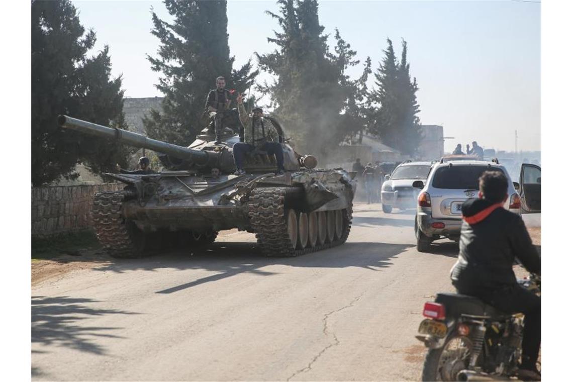 Waffenruhe beruhigt Lage in Idlib Kämpfer der oppositionellen Nationalen Befreiungsfront sind mit einem Panzer in der Region Idlib unterwegs (Archiv). Im Osten der Region ist es kurz nach Beginn der Waffenruhe zu Kämpfen zwischen Regierungsanhängern und ihren Gegnern gekommen. Foto: Anas Alkharboutli/dpa