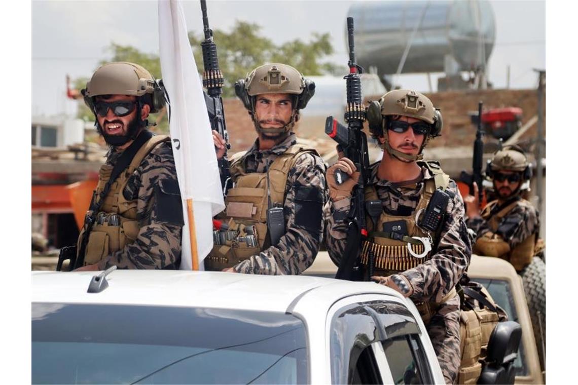 Taliban verhaften regimekritischen Professor in Kabul Kämpfer der Spezialeinheit der militant-islamistischen Taliban treffen nach dem Abzug der US-Truppen auf dem Flughafen Kabul ein. Foto: Khwaja Tawfiq Sediqi/AP/dpa
