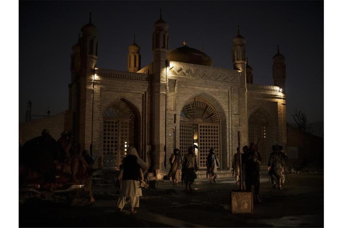 Kämpfer der Taliban stehen nach einer Explosion am Eingang der Eidgah-Moschee in Kabul. Foto: AP/dpa