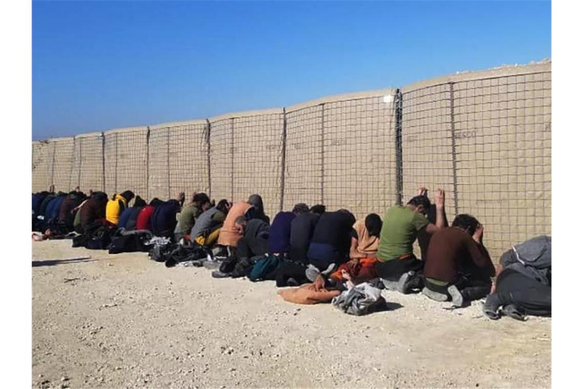 Mehr als 40 Tote bei IS-Angriff auf Gefängnis in Syrien Kämpfer der Terrormiliz Islamischer Staat (IS), die von den kurdisch geführten Demokratischen Kräften Syriens nach einem Angriff auf das Gweiran-Gefängnis in Al-Hassaka im Nordosten Syriens festgenommen wurden. Foto: --/Kurdish-led Syrian Democratic Forces/AP/dpa