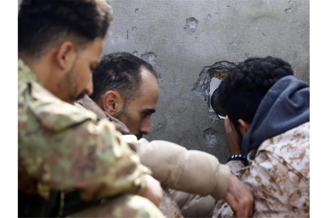 Libyen-Gipfel einigt sich auf Waffenembargo Kämpfer der von den UN unterstützten Regierungstruppen im Einsatz. Foto: Hamza Turkia/XinHua/dpa