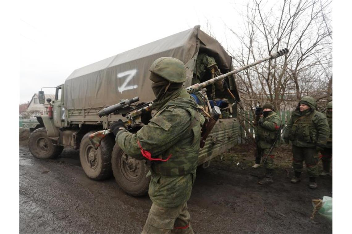Moskau: Russische Armee in Ostukraine auf Vormarsch Kämpfer in der Region Donezk. Die prorussischen Separatisten sollen jüngst elf Ortschaften unter ihre Kontrolle gebracht haben. Foto: Victor/XinHua/dpa