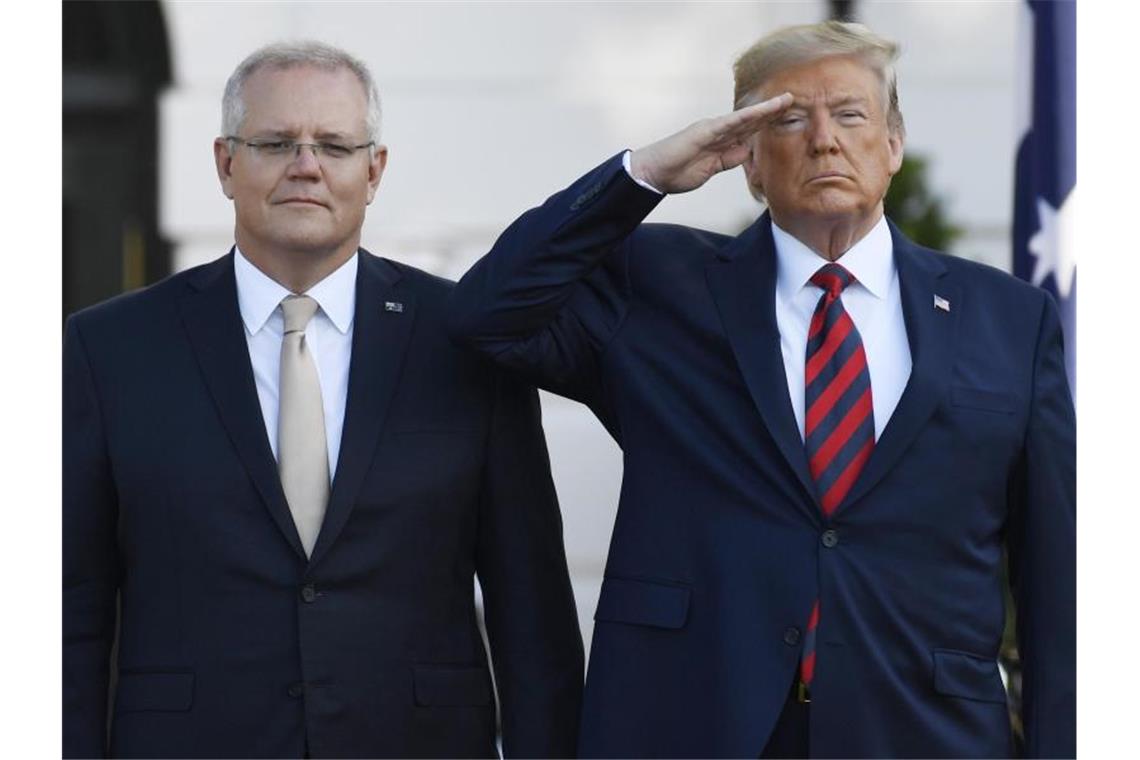 Kämpferische Pose: US-Präsident Donald Trump salutiert, während er Australiens Premierminister Scott Morrison im Weißen Haus begrüßt. Foto: Susan Walsh/AP