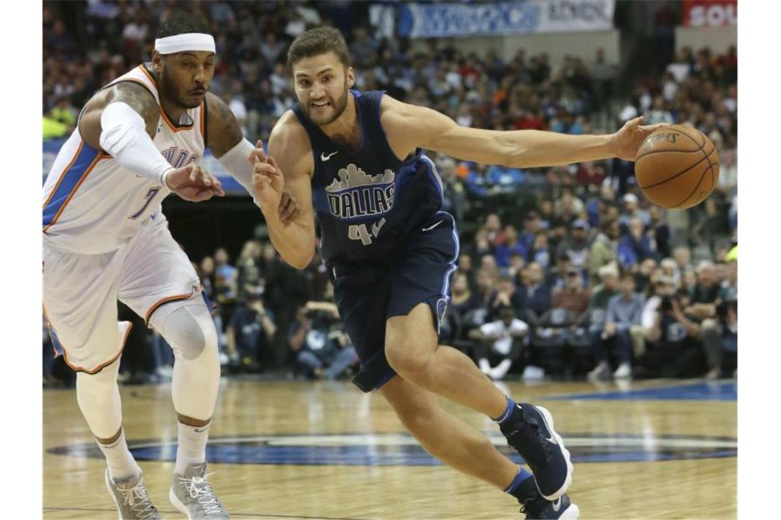 Kämpft künftig ohne Dirk Nowitzki mit den Dallas Mavericks um Siege: Maximilian Kleber (r). Foto: Lm Otero/AP/dpa