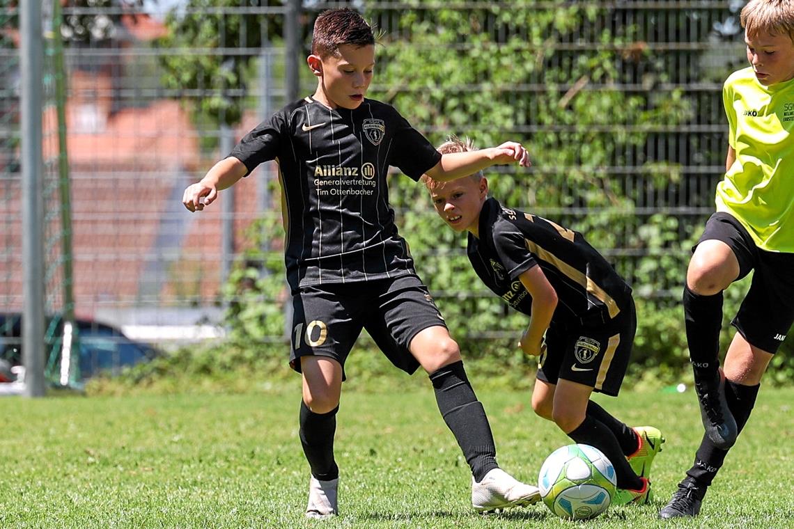SGM Auenwald: Trotz anfänglicher Skepsis eine Erfolgsstory Kämpft seit 2014 als ein Team um Punkte: Die Fußballjugend aus Lippoldsweiler und Oberbrüden (schwarze Trikots). Foto: Alexander Becher