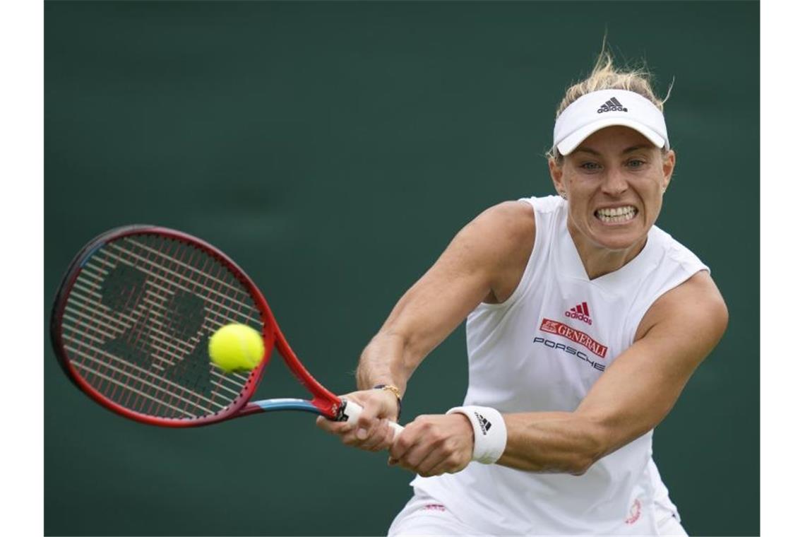 Kämpfte sich gegen die Spanierin Sara Sorribes Tormo in Runde drei: Angelique Kerber in Aktion. Foto: Kirsty Wigglesworth/AP/dpa