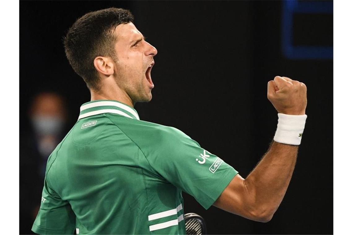 Historischer Tennis-Tag: Zverev mit „Feuer“ ins Achtelfinale Kämpfte sich in die nächste Runde: Novak Djokovic. Foto: Andy Brownbill/AP/dpa