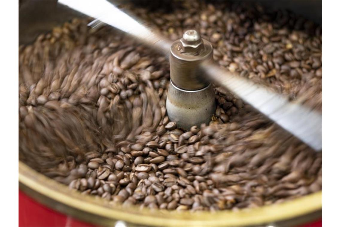 Auf Verbraucher kommen höhere Kaffeepreise zu Kaffee wird teurer. Foto: Fabian Sommer/dpa