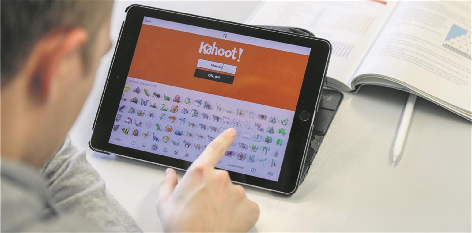 „Kahoot“ heißt die App, mit der sich spielerisch Fragen beantworten lassen. Ein Punkte-Ranking weckt den Ehrgeiz der Schüler.