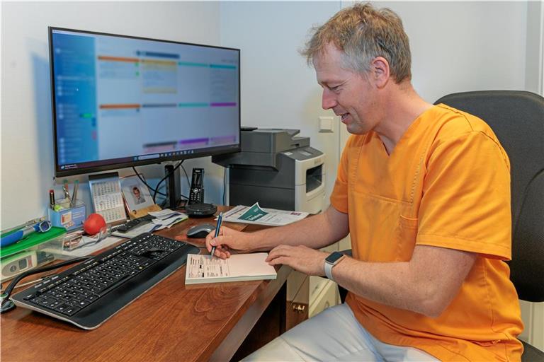 Kai-Alexander Dähmlow stellt sich in seiner Murrhardter Praxis nun auf mehr Patienten ein. Foto: Stefan Bossow