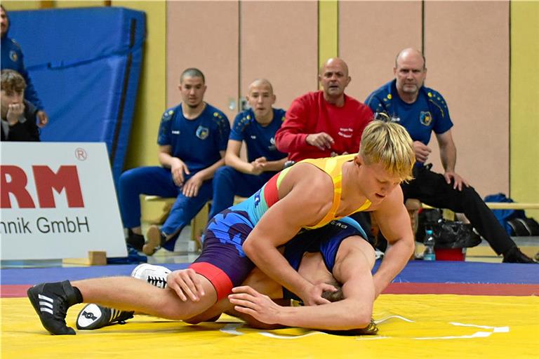 Kai Alexander Lange (oben) und die TSG-Ringer hoffen, nächste Saison in der Landesklasse starten zu können. Foto: Tobias Sellmaier