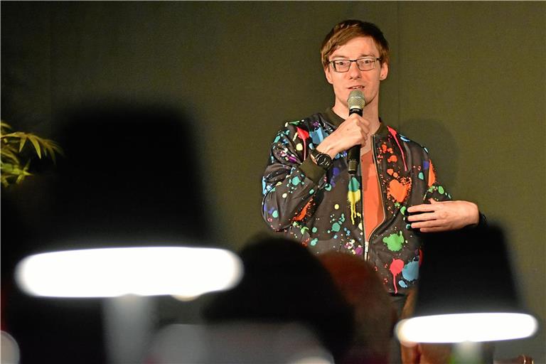 Kai Bosch gibt dem Publikum im Merlin einen Einblick in seine Lebenswirklichkeit. Foto: Tobias Sellmaier