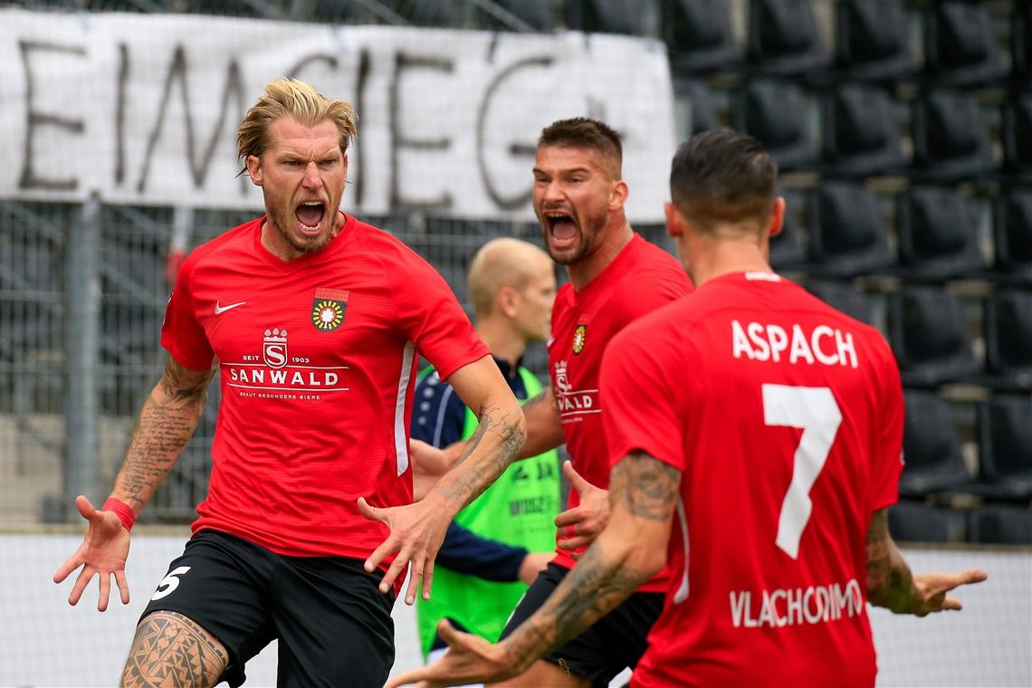 Kai Gehring (links) verkörpert das, was Großaspachs neuer Trainer verlangt: Leidenschaft und Zweikampfstärke. Entsprechend froh ist Hans-Jürgen Boysen, dass der erfahrene Abwehrmann seine Gelbsperre abgesessen hat und im Heimspiel gegen Halle in die Startelf zurückkehrt. Foto: A. Becher
