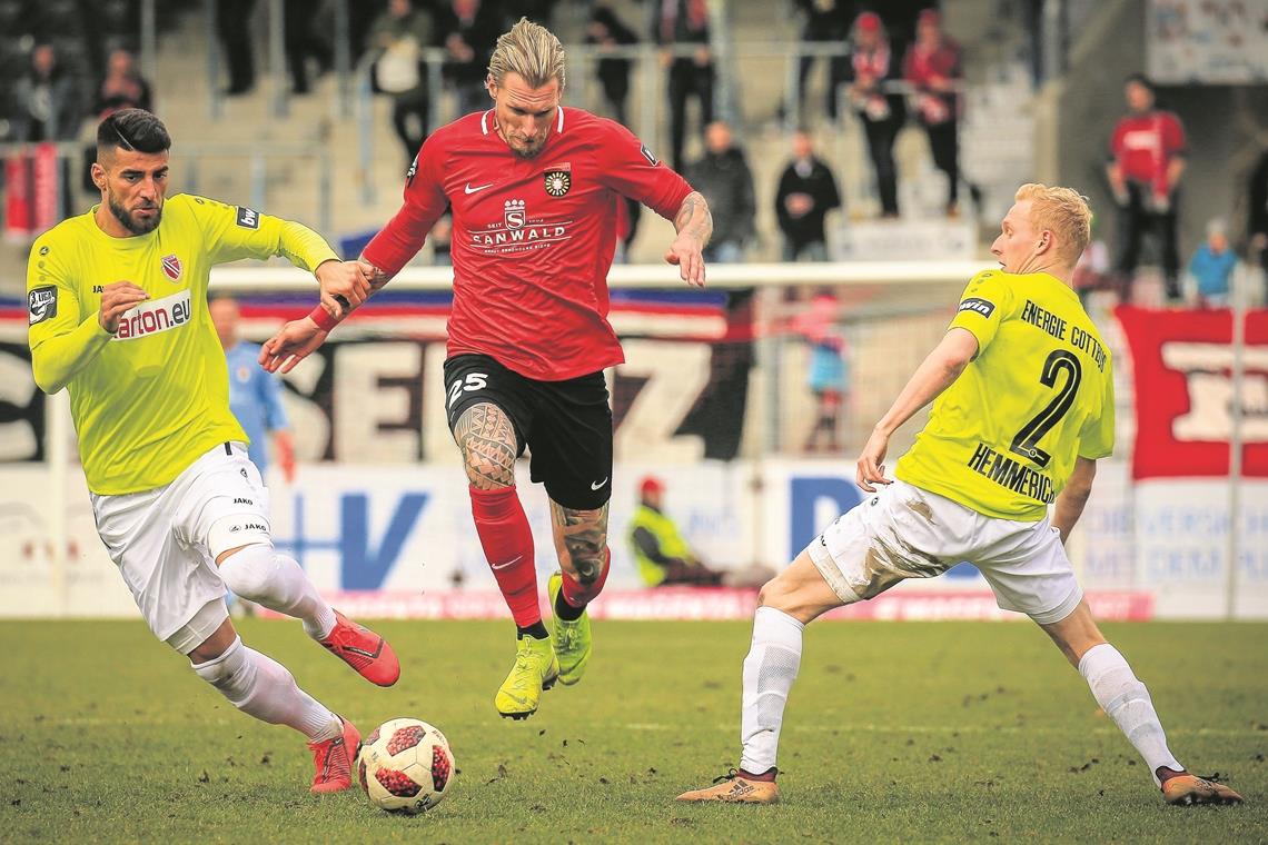 Kai Gehring (Mitte) absolviert heute mit der SG Sonnenhof Großaspach das erste Testspiel in der Vorbereitung. Foto: A. Becher