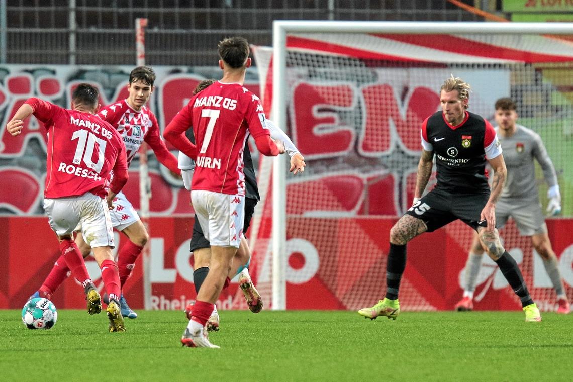 Kai Gehring (rechts) war mit Aspach gegen Mainz nicht so weit weg von einer Überraschung. Trotz konzentrierter Leistung blieben die SG und ihr Abwehrchef aber ohne Punkt. Foto: Eibner