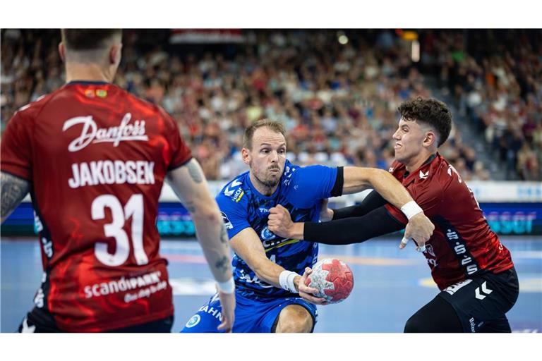 Kai Häfner (Mi.) und der TVB Stuttgart wollen nach dem Punktgewinn in Flensburg nun auch in eigener Halle überzeugen.