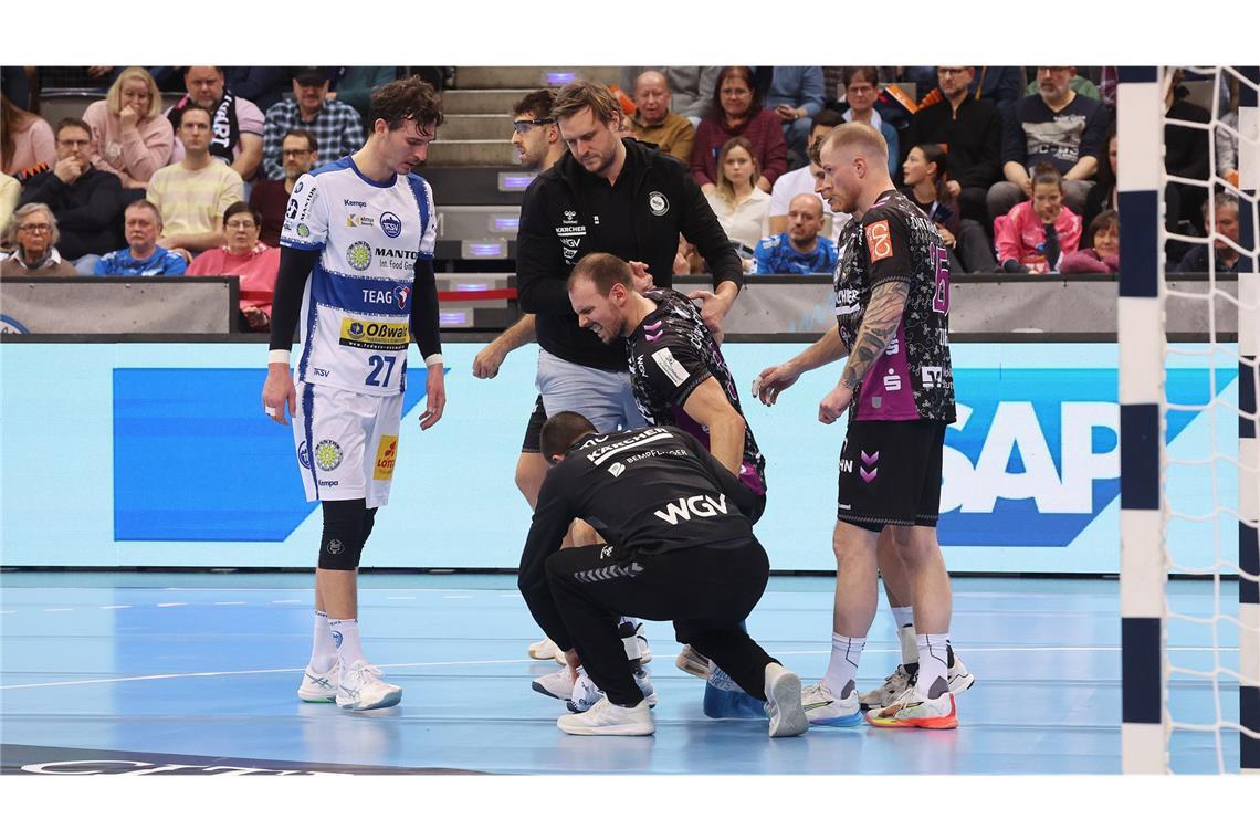 Kai Häfner mit schmerzverzerrtem Gesicht – wie schwer die Verletzung ist, ist noch offen.