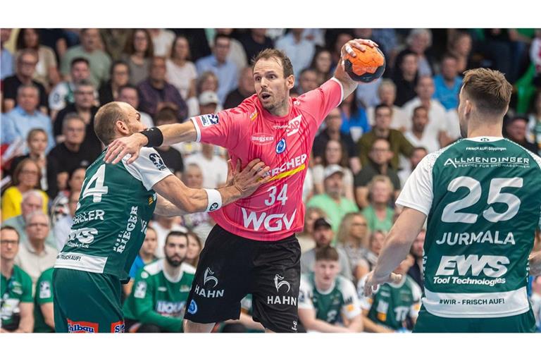 Kai Häfner setzt sich im Derby gegen Marcel Schiller durch – in Altensteig könnten TVB und Frisch Auf im Finale aufeinandertreffen.