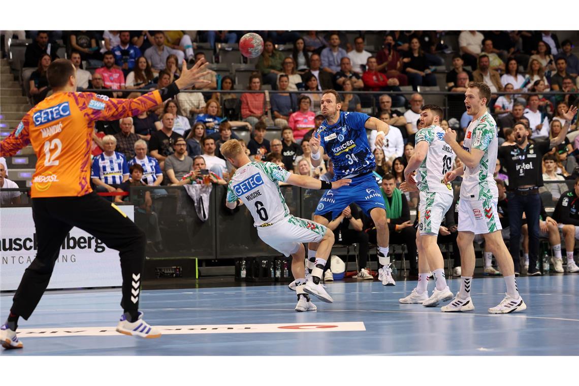 Kai Häfner wirft auf das Tor des starken SCM-Keepers Matej Mandic.