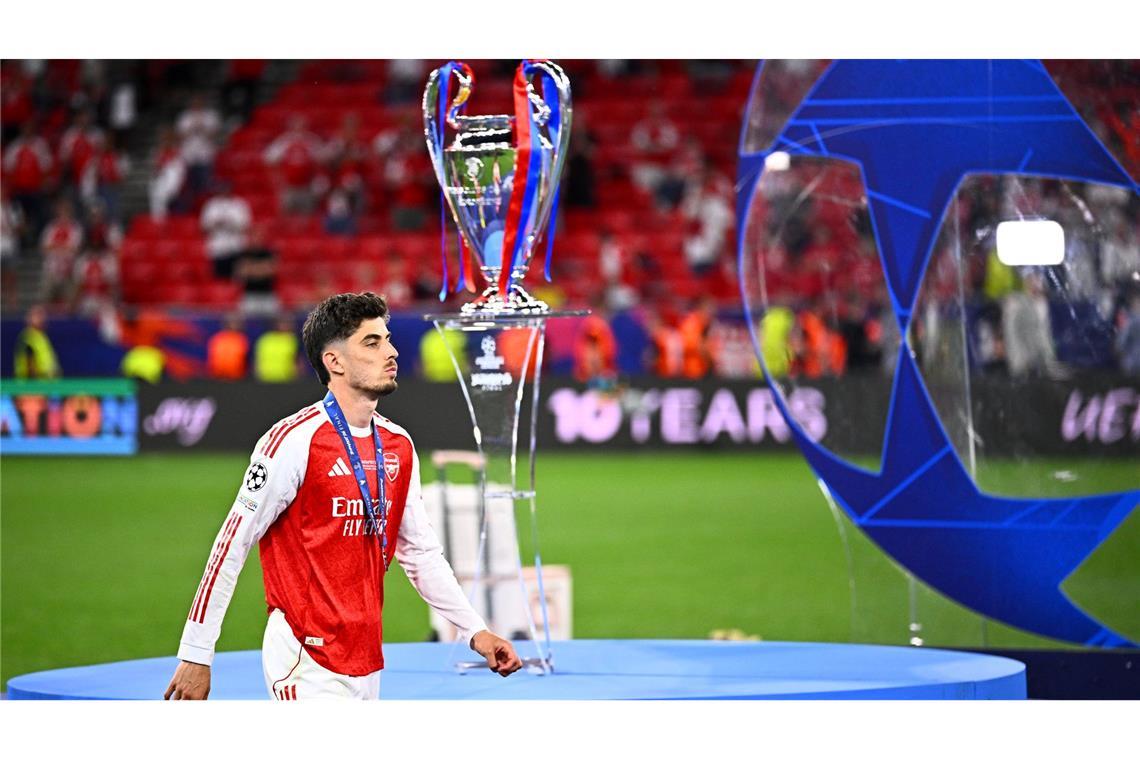 Kai Havertz geht nach dem verlorenen Finale der Champions League am Pokal vorbei.