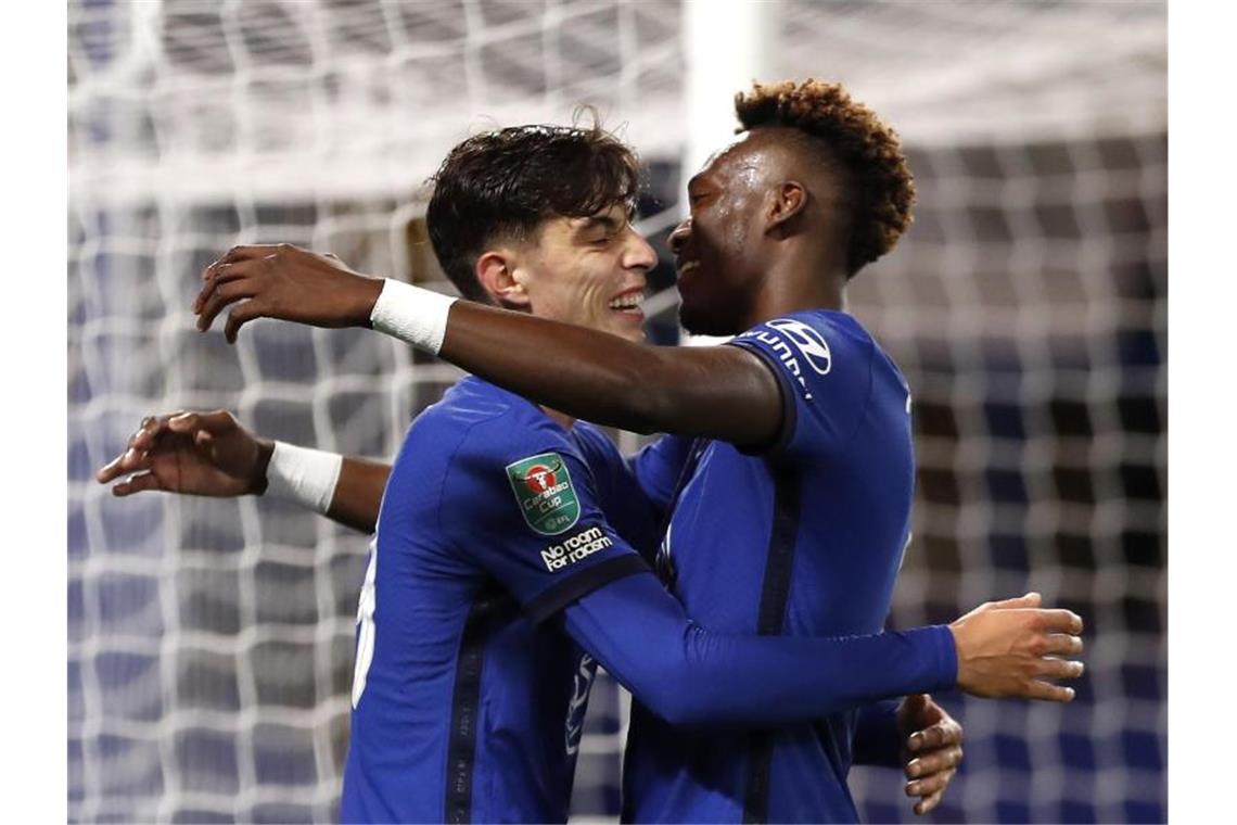 Kai Havertz (l) feiert den fünften Treffer für den FC Chelsea mit Tammy Abraham. Foto: Alastair Grant/PA Wire/dpa