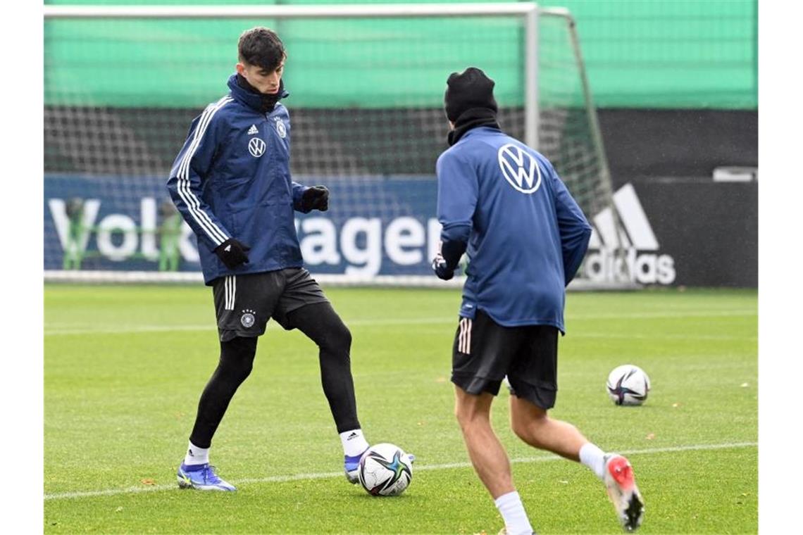 Bloß kein Stimmungsknick - Flick will drei Punkte Kai Havertz (l) ist fit und einsatzbereit. Foto: Swen Pförtner/dpa
