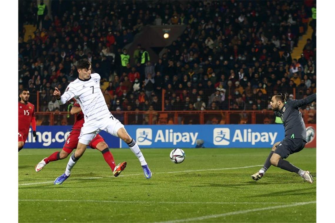 Flicks siebter Streich: DFB-Auswahl gewinnt auch in Armenien Kai Havertz (l) schiebt den Ball zur 1:0-Führung ins Tor. Foto: Christian Charisius/dpa