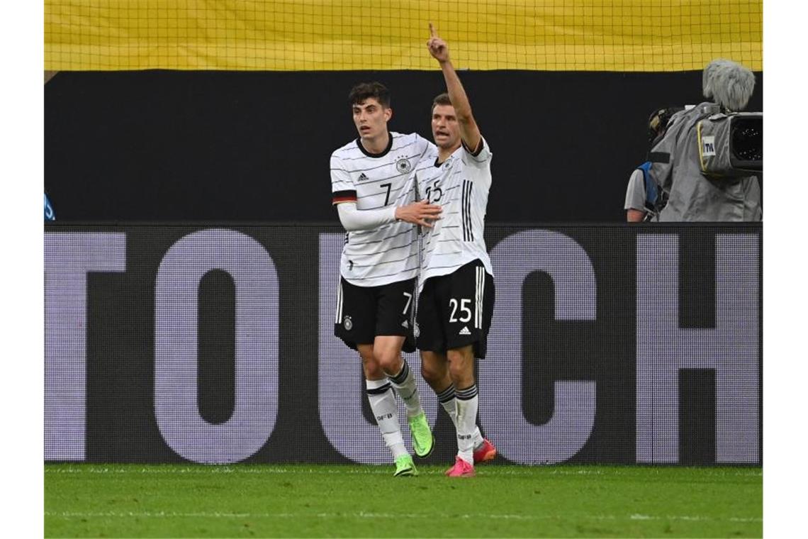 Tore-Harmonie um Müller und Havertz - Sané nun Spezialkraft Kai Havertz (l) und Thomas Müller ergänzten sich gut. Foto: Federico Gambarini/dpa