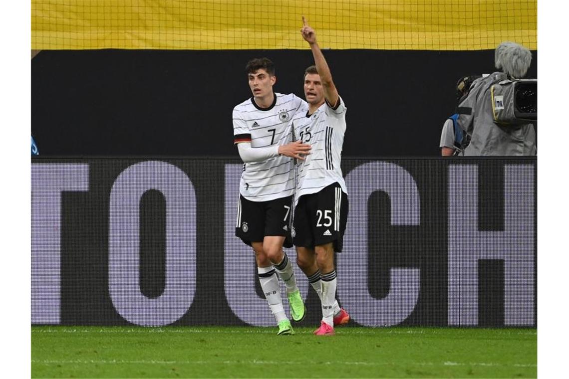 Kai Havertz (l) und Thomas Müller ergänzten sich gut. Foto: Federico Gambarini/dpa