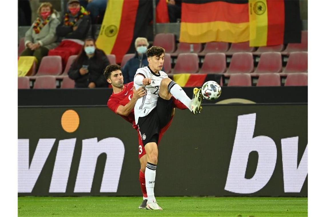 Kai Havertz (r) kommt vor dem Türken Hasan Ali Kaldirim an den Ball. Foto: Federico Gambarini/dpa