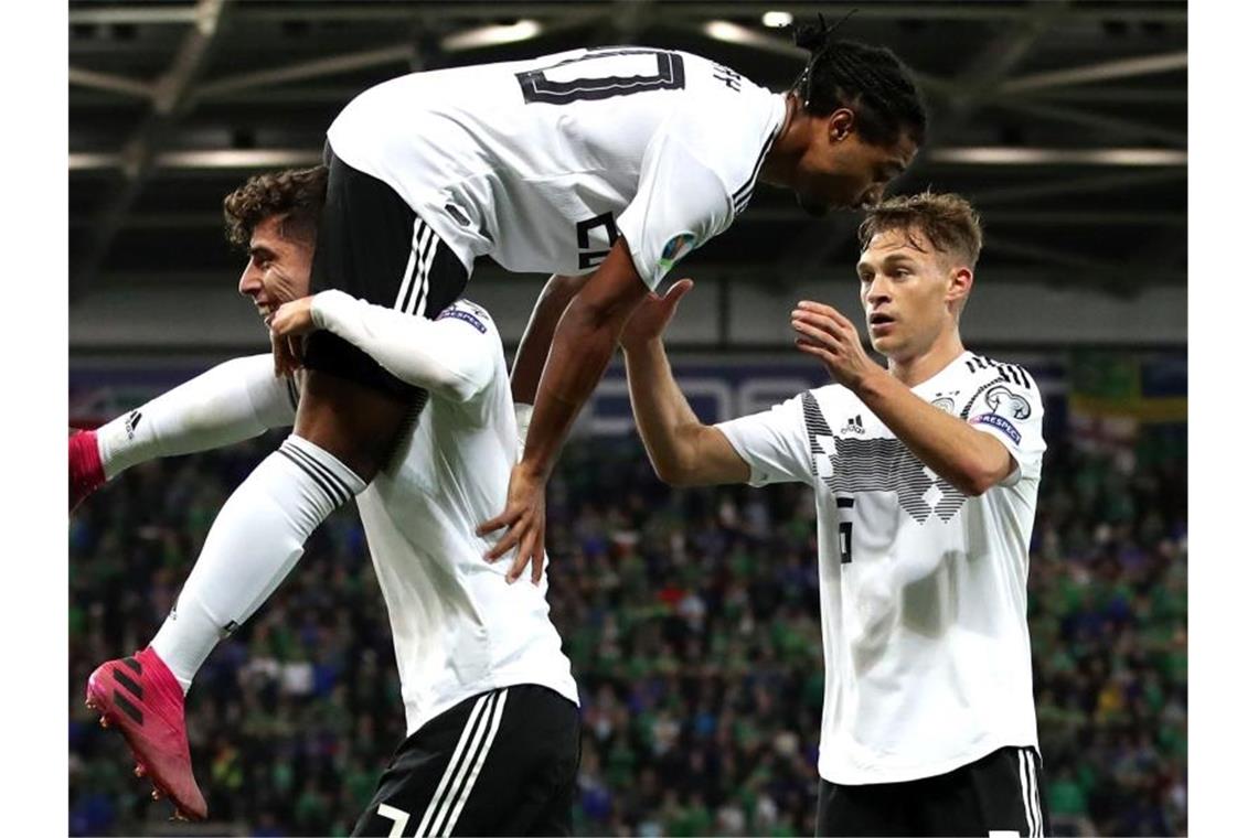 Kai Havertz, Serge Gnabry und Joshua Kimmich (l-r) feiern Gnabrys Treffer zum 2:0. Foto: Christian Charisius