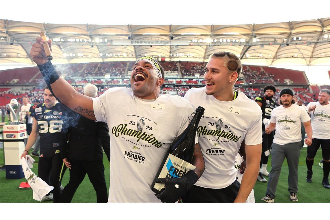 Skibrille, Zigarre und Bier – die besten Bilder der jubelnden Surge-Spieler Kai Hunter (li.) und Julian Jakob.