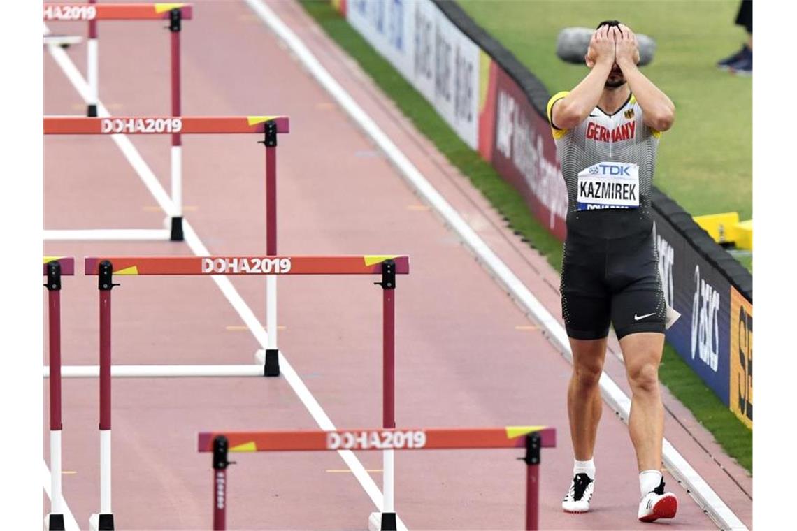 Kai Kazmirek blieb an der vierten Hürde hängen, kam ins Straucheln und schied aus. Foto: Martin Meissner/AP/dpa