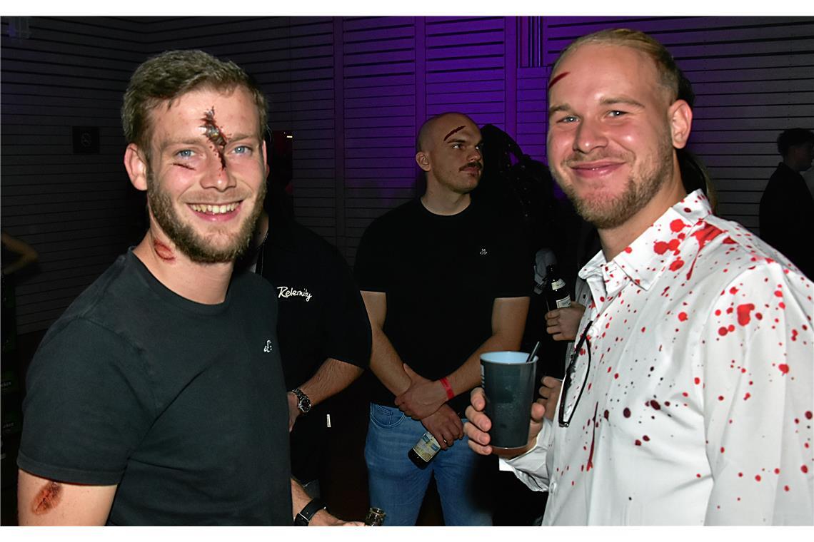 Kai (links) mit seinem blutverspritzen Kumpel. CLOUDSEVEN HALLOWEEN-Party in der...