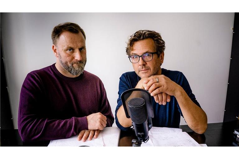Kai Schwind (l) und Andreas Fröhlich treffen sich regelmäßig und reden über Hörspiel-Anekdoten.