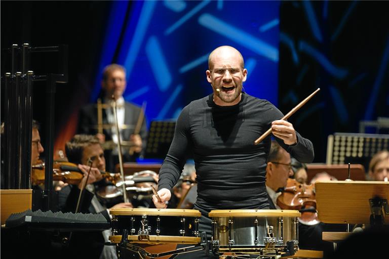 Kai Strobels körperlicher Einsatz ist beachtlich, er ist Schlagzeuger und gleichzeitig auch Sprachvirtuose. Foto: Alexander Becher