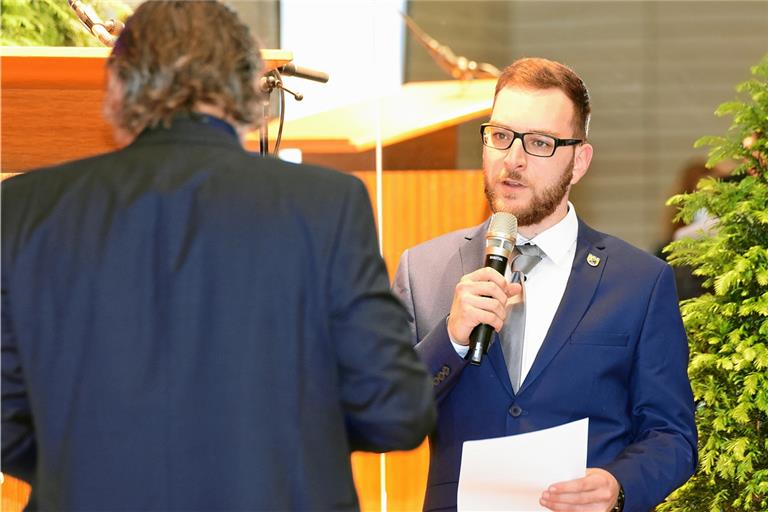 Kai-Uwe Ernst spricht die Vereidigungsformel wie auch die Verpflichtungsformel nach. Foto: T. Sellmaier