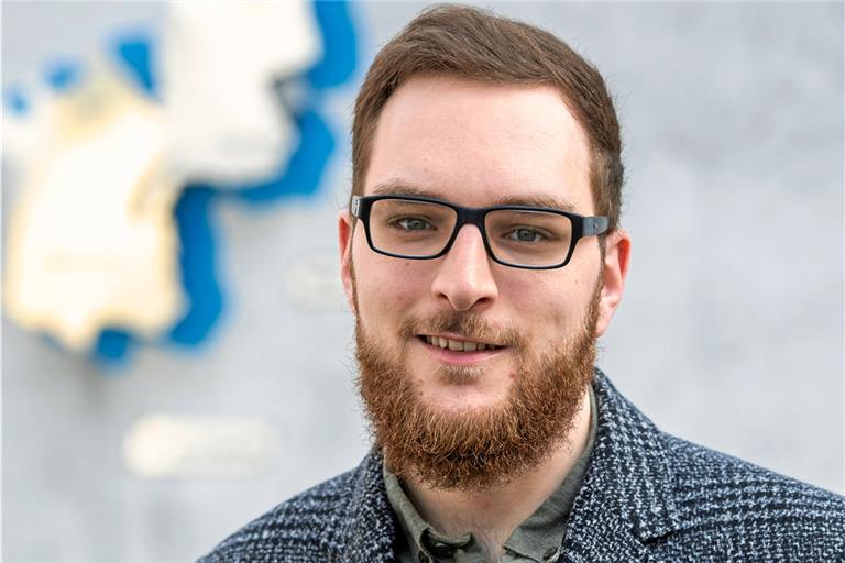 Kai-Uwe Ernst steht vor dem Rathaus in Unterbrüden. Der 26-Jährige aus Berglen will nach der Bürgermeisterwahl dort die Fäden in die Hand nehmen.  Foto: A. Becher