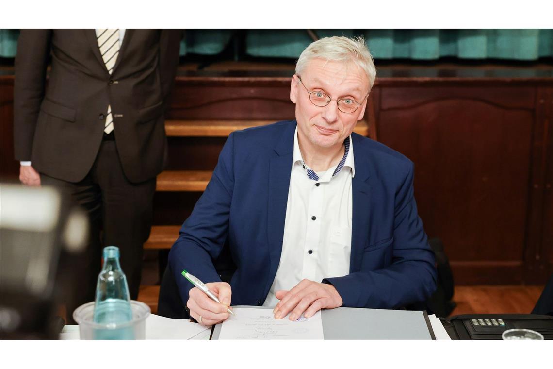 Kai Uwe Evers, der Bürgermeister von Norderwöhrden, unterzeichnet einen Durchführungsvertrag.