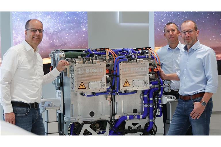 Kai Weeber, Pierre Andrieu und Christoffer Uhr (von links) im Bosch-Werk Stuttgart-Feuerbach mit dem von ihnen entwickelten Brennstoffzellen-Aggregat.