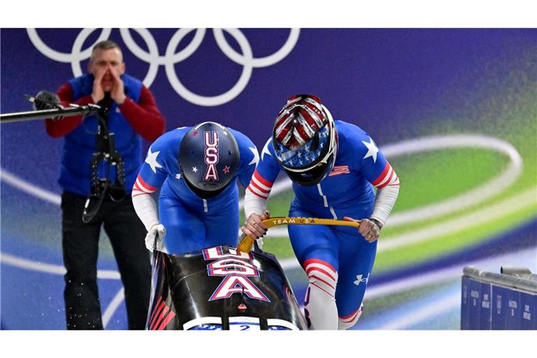 Kaillie Armbruster Humphries (Pilotin) und Anschieberin Jasmine Jones (USA) führen nach dem ersten Lauf.