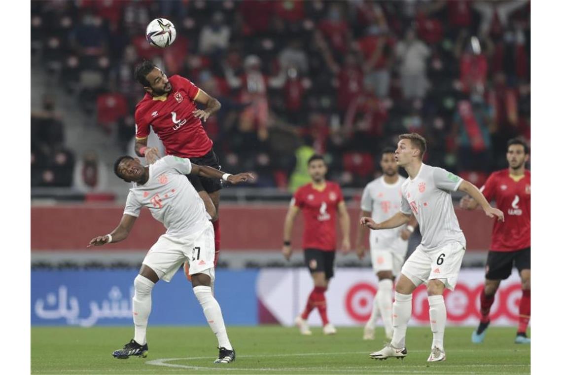Lewandowski trifft doppelt: FC Bayern im Finale der Club-WM Kairos Kahraba (o) steigt höher als Bayern-Profi David Alaba. Foto: Hussein Sayed/AP/dpa