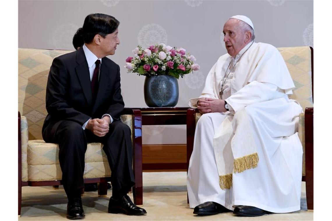 Kaiser Naruhito (l) empfängt Papst Franziskus im Kaiserpalast in Tokio. Foto: Ciro Fusco/ANSA POOL/AP/dpa