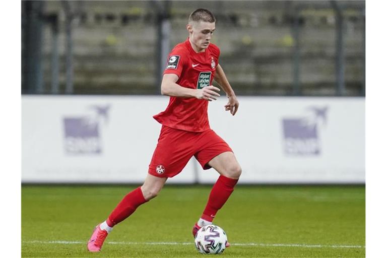 Kaiserslauterns Carlo Sickinger spielt den Ball. Foto: Uwe Anspach/dpa/Archivbild