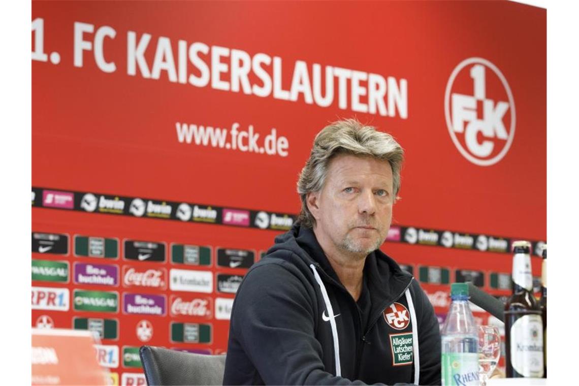 Kaiserslauterns Cheftrainer Jeff Saibene nimmt an einer Pressekonferenz teil. Foto: Reiner Voß/Agentur View/dpa/Archivbild