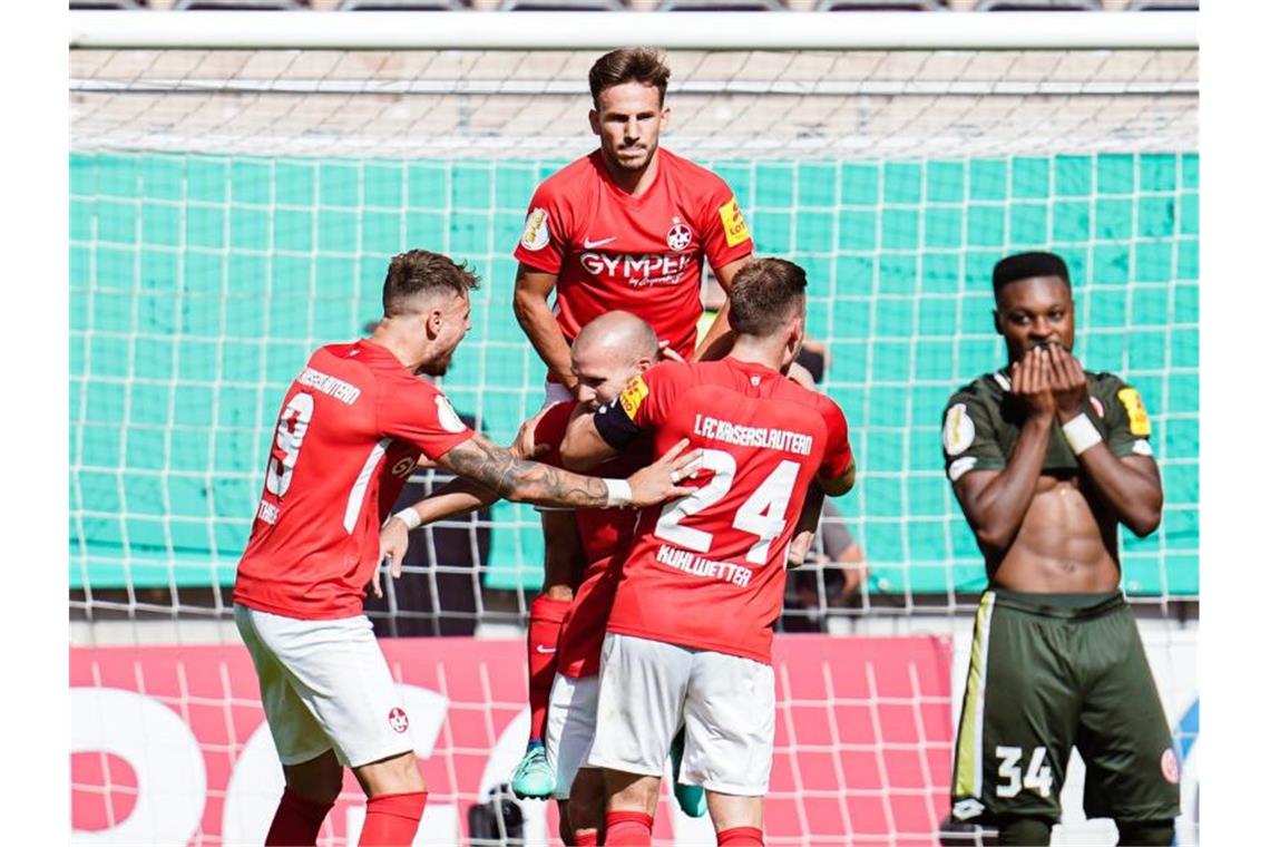 Augsburg und Mainz schon ausgeschieden - Rekorde in Bremen Kaiserslauterns Elfmeter-Torschütze Manfred Starke (M) jubelt mit Mannschaftskollegen über das Tor zum 1:0. Foto: Uwe Anspach/Archivbild